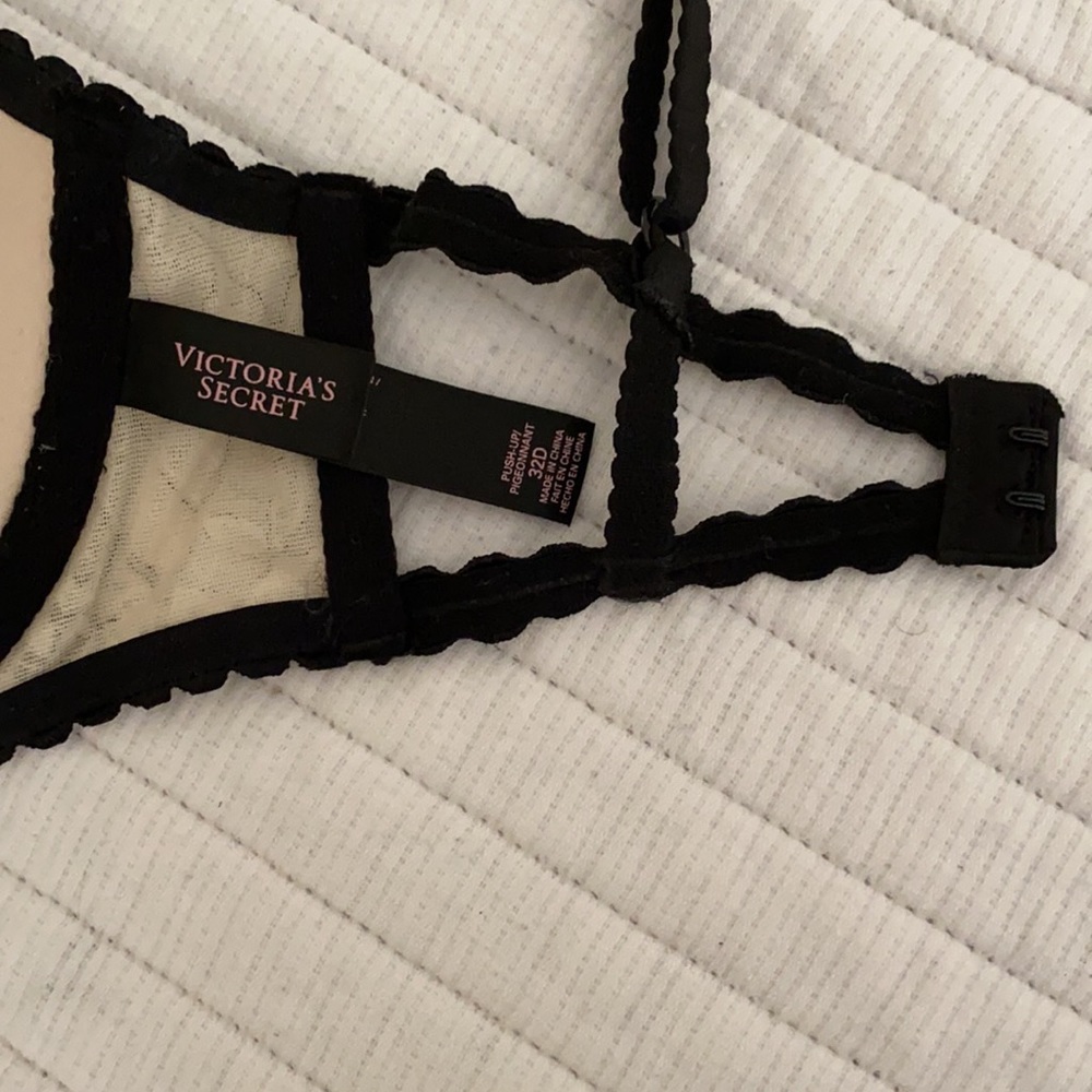 EUC Victoria’s Secret Push Up Bra Criss-Cross Lace - Picture 8 of 9